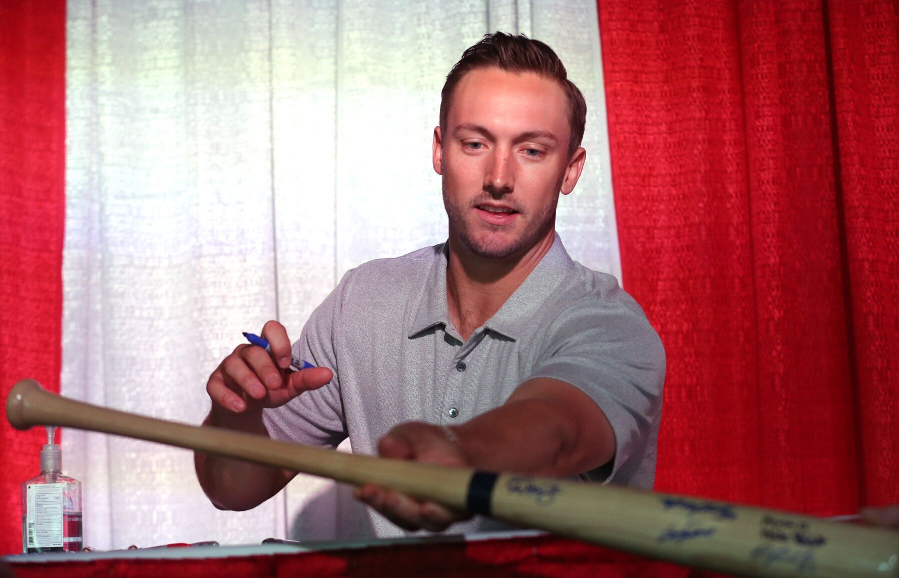 St. Louis Cardinals catcher Andrew Knizner signs autographs